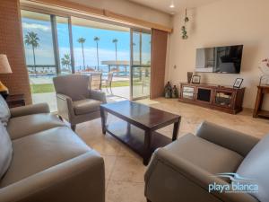 ein Wohnzimmer mit einer Couch und einem Couchtisch in der Unterkunft Playa Blanca Premier Unit 103 in San Carlos