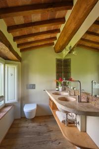 un bagno con due lavandini e un water di Sequerciani a Tatti