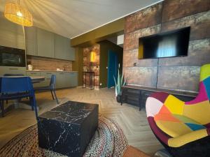Un televizor și/sau centru de divertisment la Color Płock Apartament