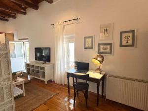 a living room with a desk with a laptop on it at Le Havre in Païdhokhórion