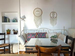 a living room with a table and a couch at Le Havre in Païdhokhórion
