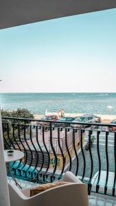 ジャルディーニ・ナクソスにあるArgyros Roomsのビーチと海の景色を望むバルコニー