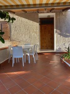 a white table and chairs on a patio at Casa Vè in Sperlonga