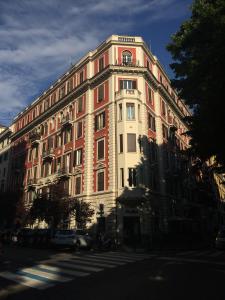 Un gran edificio rojo y blanco en una calle de la ciudad. en Sweet Roman Dream, en Roma