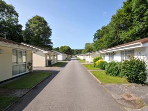 an empty street in a row of houses at 4 Rosecraddoc Lodge Holiday Bungalows in Liskeard
