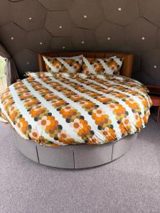 Postel nebo postele na pokoji v ubytování Acorn Glade Glamping York