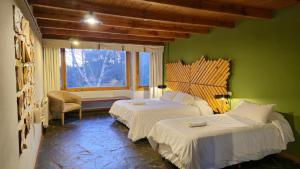 Una cama o camas en una habitación de Pioneros Suites by Grupo Tierra Gaucha