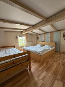 利波瓦拉尼Rodinný apartmán Villa Magnólie - Lipová lázně的两张床在铺有木地板的房间里