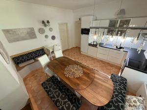 利波瓦拉尼Rodinný apartmán Villa Magnólie - Lipová lázně的一间带木桌的用餐室和一间厨房 更多18张照片