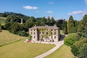 een luchtzicht op een groot huis met een oprit bij The Richmond Suite in Marske