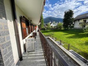 un balcone di una casa con recinzione di Casa Magnolia- Relax with a Mountain View a Santa Maria Maggiore