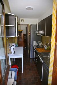 una cucina con lavandino e tavolo di Casa Magnolia- Relax with a Mountain View a Santa Maria Maggiore Altre 5 foto