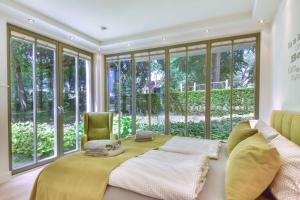 เตียงในห้องที่ Ferienwohnung Baltic Lounge in der Villa Amalie Binz +11 ภาพ