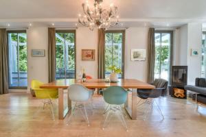 Et opholdsområde på Ferienwohnung Spa Penthouse in der Villa Amalie Binz