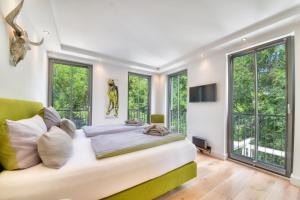 En eller flere senge i et værelse på Ferienwohnung Spa Penthouse in der Villa Amalie Binz + 18 billeder