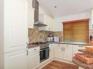 Η κουζίνα ή μικρή κουζίνα στο Tranquil Orchard Lodge - Weston-super-Mare