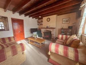 ein Wohnzimmer mit zwei Sofas und einem Kamin in der Unterkunft Charming Lilac Cottage, Aldbrough, East Yorkshire in Aldbrough