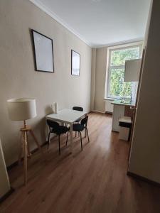 ein Raum mit einem Tisch und Stühlen und einem Fenster in der Unterkunft Stylish 1-Bedroom Apartment for Rent - Central Essen Location in Essen