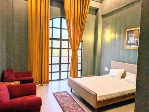 Postel nebo postele na pokoji v ubytování Qila Hotel