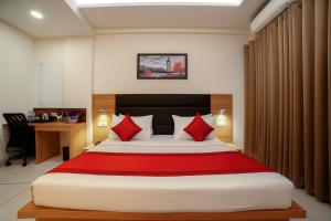 Postel nebo postele na pokoji v ubytování Hotel Grand Regency by JMD Group Near Delhi IGI Airport