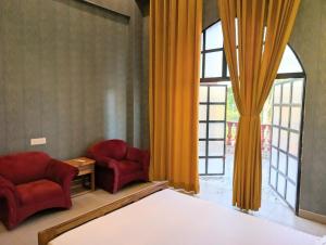 Postel nebo postele na pokoji v ubytování Qila Hotel