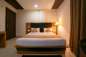 Postel nebo postele na pokoji v ubytování Hotel Grand Regency by JMD Group Near Delhi IGI Airport