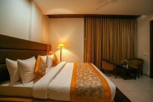 Postel nebo postele na pokoji v ubytování Hotel Grand Regency by JMD Group Near Delhi IGI Airport