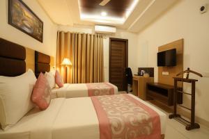 Postel nebo postele na pokoji v ubytování Hotel Grand Regency by JMD Group Near Delhi IGI Airport