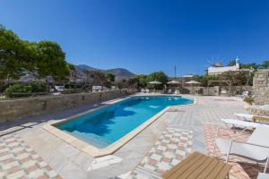 Bazén v ubytování Pandrossos Hotel nebo v jeho okolí