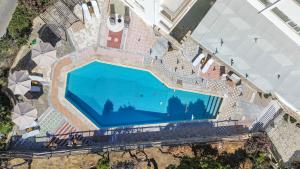 Bazén v ubytování Pandrossos Hotel nebo v jeho okolí