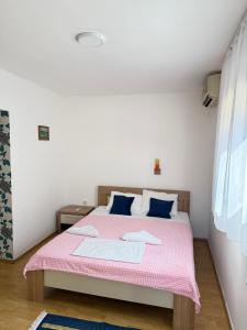 Postel nebo postele na pokoji v ubytování Astra Budva