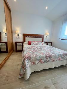 En eller flere senge i et værelse på La Marina Apartamentos