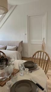 einen Esstisch mit Tellern und Gläsern darauf in der Unterkunft Le Petit Cottage - Appartement Centre-Ville & Plage in Concarneau + 4 Fotos