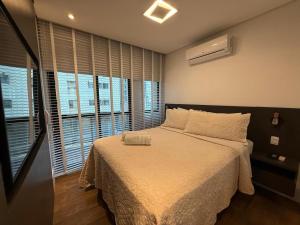 Un dormitorio con una cama y una ventana grande en Luxuoso Flat Itaim, en São Paulo 8 fotos más