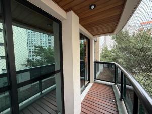 balcón de una casa con terraza de madera en Luxuoso Flat Itaim, en São Paulo