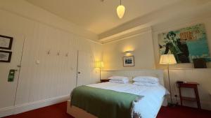 Rúm í herbergi á Kellys Hotel