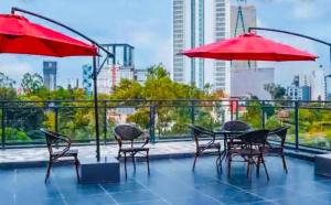 Balkón nebo terasa v ubytování Laurel Hill Suites, 3-Bedroom executive furnished apartment