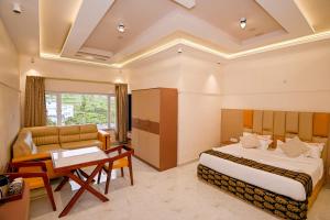 YedapalliにあるSinnis Homestay Ooty by LexStaysのベッドと机があるホテルの部屋 +26枚の写真