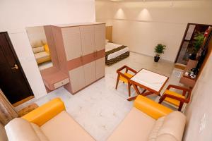YedapalliにあるSinnis Homestay Ooty by LexStaysのソファとテーブルのあるリビングルーム