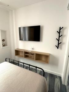 Μια τηλεόραση ή/και κέντρο ψυχαγωγίας στο Anzio Central Apartments