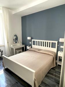 En eller flere senge i et værelse på Anzio Central Apartments