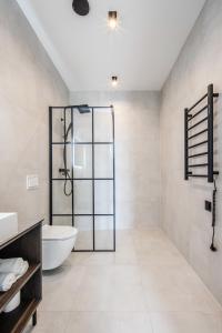 ein Badezimmer mit Dusche, Badewanne und Waschbecken in der Unterkunft TOPOLIŲ Apartamentai in Palanga + 23 Fotos