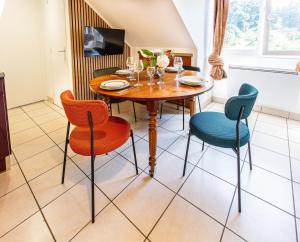 a dining room with a wooden table and chairs at Apartment Douillet in Saint-James