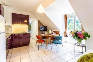 a kitchen and dining room with a table and chairs at Apartment Douillet in Saint-James