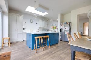 Una cocina con gabinetes azules y una isla azul. en Springfield, en Milford on Sea 41 fotos más