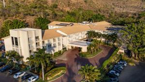 uma vista aérea de um hotel com estacionamento em Rio Quente Resorts - Hotel Turismo - em breve Refúgio Grand Premium em Rio Quente