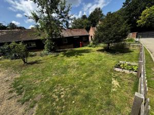 Κήπος έξω από το A charming cottage nestled in a peaceful woodland
