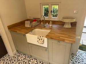 Η κουζίνα ή μικρή κουζίνα στο A charming cottage nestled in a peaceful woodland +9 φωτογραφίες