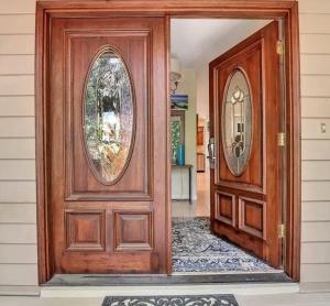 eine große Holztür mit zwei Spiegeln darauf in der Unterkunft 57 Lawton Rd, Sea Pines Pet Friendly home in Hilton Head Island