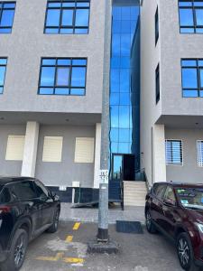 zwei Autos auf einem Parkplatz vor einem Gebäude geparkt in der Unterkunft شقة فاخرة مع إطلالة مركزية بالقرب من الحرم والخدمات in Medina + 14 Fotos